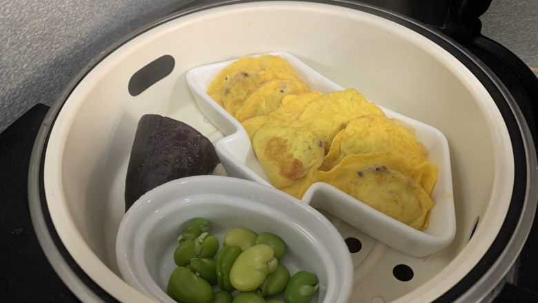 香菇瘦肉蛋饺(宝宝辅食),蛋饺里面的肉馅是没有熟透的,所以还需要蒸一下,大火五分钟就熟透了。
