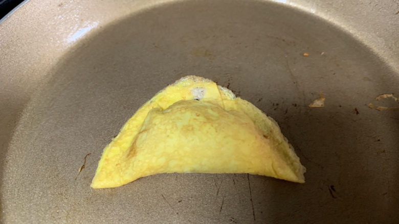 香菇瘦肉蛋饺(宝宝辅食),两面煎略金黄,一个蛋饺就成型了