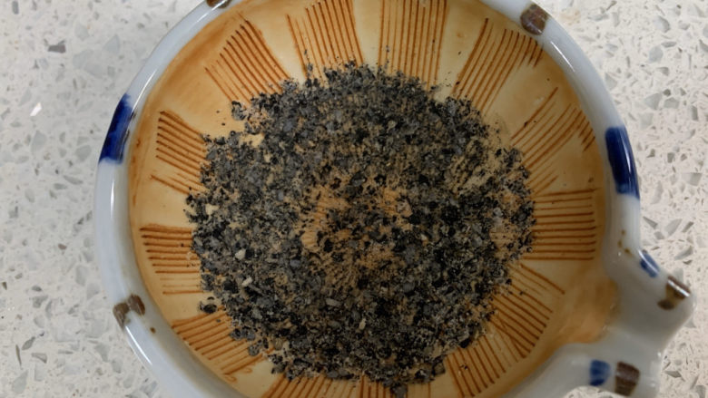 香菇瘦肉蛋饺(宝宝辅食),如果用成品的黑芝麻粉也是可以的,我更喜欢随吃随磨,香气更浓郁。