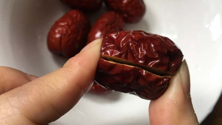 糖水鸡蛋,红枣划两刀,这样更入味哦,要不然短时间煮红枣不容易烂