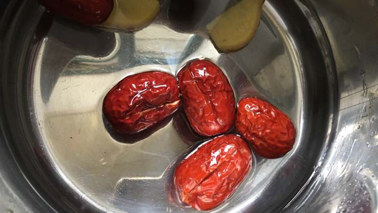 糖水鸡蛋,放入红枣大火烧开,小火煮15分钟