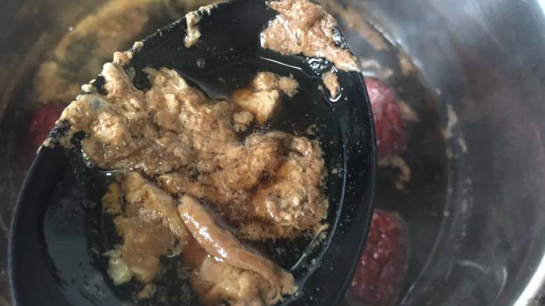 糖水鸡蛋,这个时候鸡蛋容易有泡沫。捞去它,然后煮至鸡蛋成熟即可,喜欢嫩的就是少煮一会儿