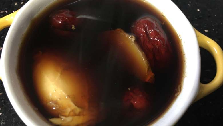 糖水鸡蛋,盛出装碗里