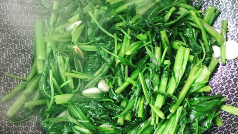 炒通菜,继续用大火,翻炒。