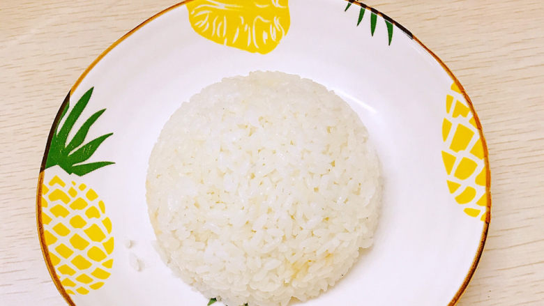 咖喱牛肉饭,准备好一碗白饭倒扣在盘子上,取掉装米饭的碗。