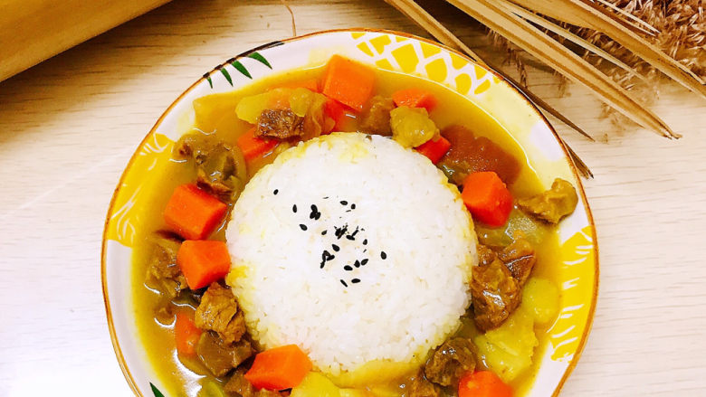 咖喱牛肉饭,装上咖喱牛肉,早上几颗<a style='color:red;display:inline-block;' href='/shicai/ 668'>黑芝麻</a>。