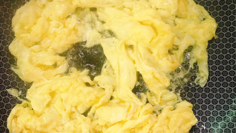 菠萝虾仁炒饭,倒入蛋液炒至凝固。