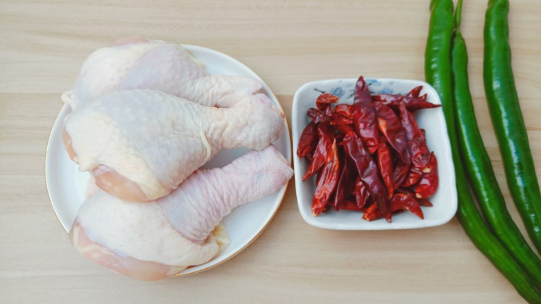 麻辣干锅鸡,今天的配菜准备了<a style='color:red;display:inline-block;' href='/shicai/ 10089'>青辣椒</a>,也可以准备自己喜欢吃的芹菜。