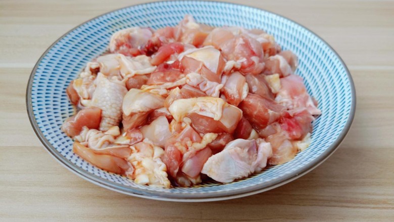 麻辣干锅鸡,带上一次性手套抓均匀,让调味料吸收到鸡丁里,腌制15分钟。