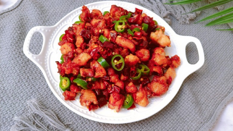 麻辣干锅鸡,鸡肉肉质细嫩,滋味鲜美。