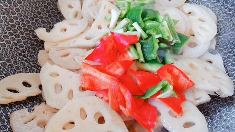 醋溜藕片,然后将青红椒片,蒜段加入继续翻炒均匀