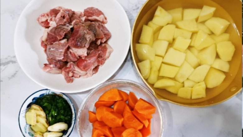 红焖牛肉,食材准备，<a style='color:red;display:inline-block;' href='/shicai/ 23'>土豆</a><a style='color:red;display:inline-block;' href='/shicai/ 25'>胡萝卜</a>切块，牛腩浸泡出血水后洗净