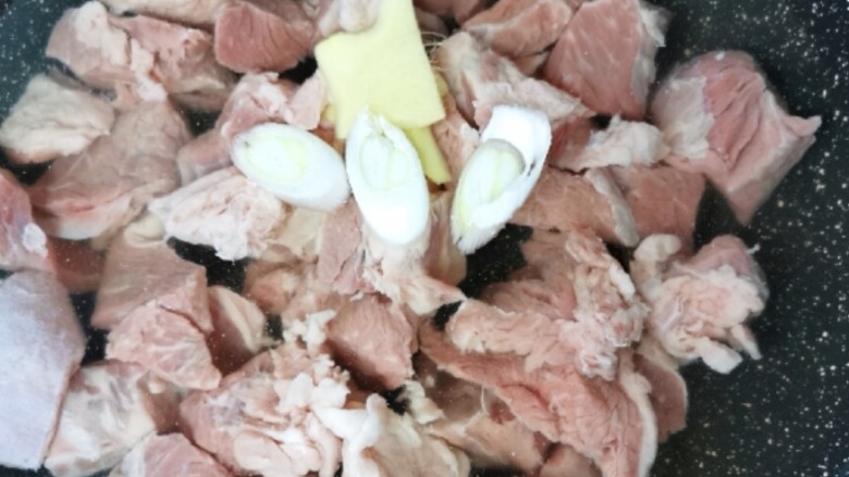 红焖牛肉,牛腩冷水下锅加<a style='color:red;display:inline-block;' href='/shicai/ 718'>料酒</a><a style='color:red;display:inline-block;' href='/shicai/ 3250'>葱</a><a style='color:red;display:inline-block;' href='/shicai/ 37'>姜</a>