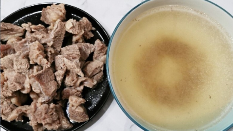 红焖牛肉,捞出牛肉,汤底保留