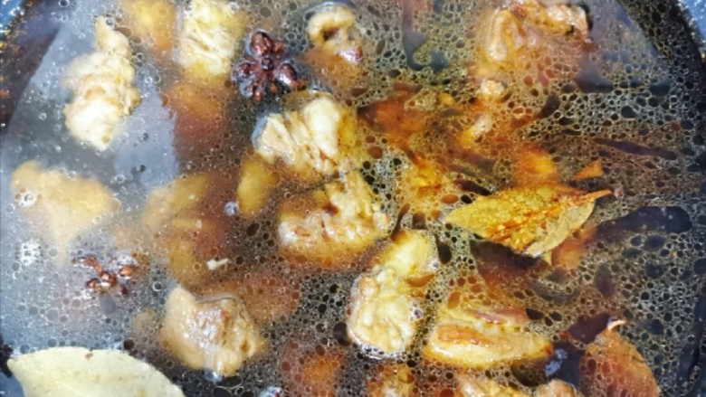 红焖牛肉,加入刚刚的牛肉汤底,大火煮开转小火炖60分钟