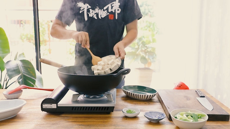 鲫鱼汤,锅开后加入豆腐