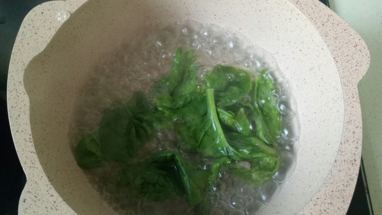 黄金小馒头,菠菜清洗干净,锅中烧开水焯水捞出