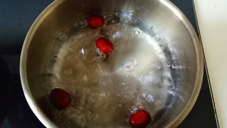 糖水鸡蛋,大火煮开,加入红枣