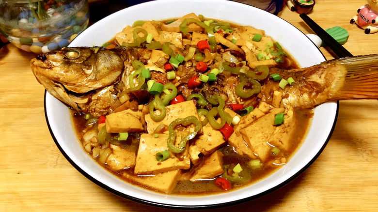 家常鲤鱼炖豆腐➕ 藕花风细鲤鱼肥,成品,这道菜,做法简单,鲤鱼肉鲜味美,豆腐嫩而入味,高蛋白低脂肪,很适合家庭食用。