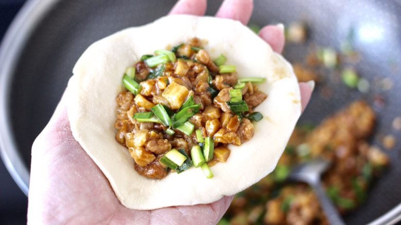 杏鲍菇酱肉发面包,面皮上放入适量的馅料,包成自己喜欢的模样即可。