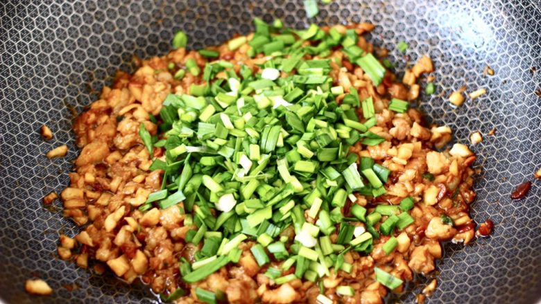 杏鲍菇酱肉发面包,等炒好的馅料彻底放凉的时候,加入韭菜。