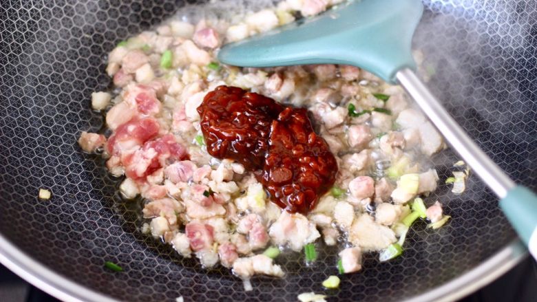 杏鲍菇酱肉发面包,大火快速翻炒均匀后,倒入<a style='color:red;display:inline-block;' href='/shicai/ 712'>甜面酱</a>。