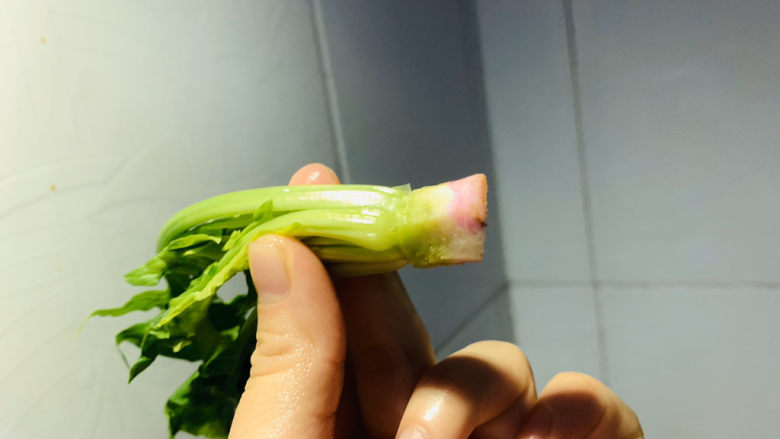 猪肝菠菜汤,菠菜的红根营养价值很高，不要丢弃；