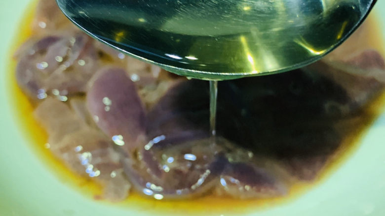 猪肝菠菜汤,加少许油,搅拌均匀,腌制十分钟;