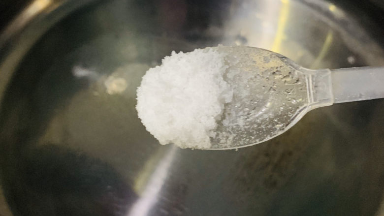 猪肝菠菜汤,汤锅接清水,加少许盐;