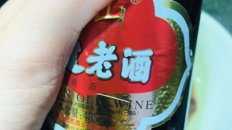 猪肝菠菜汤,把洗净切片的猪肝放碗里，加少许老酒；