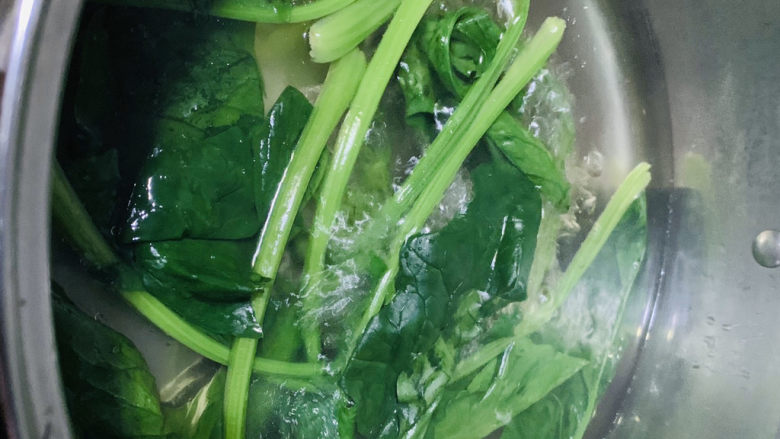 猪肝菠菜汤,大火烧开,加入菠菜,菠菜捞下,去草酸;