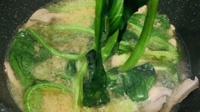 猪肝菠菜汤,加少许盐,搅拌下就可以出锅了;