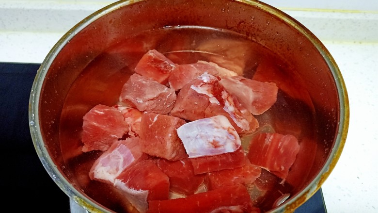 红焖牛肉,锅中放入适量清水,放入牛肉,水开后焯水。