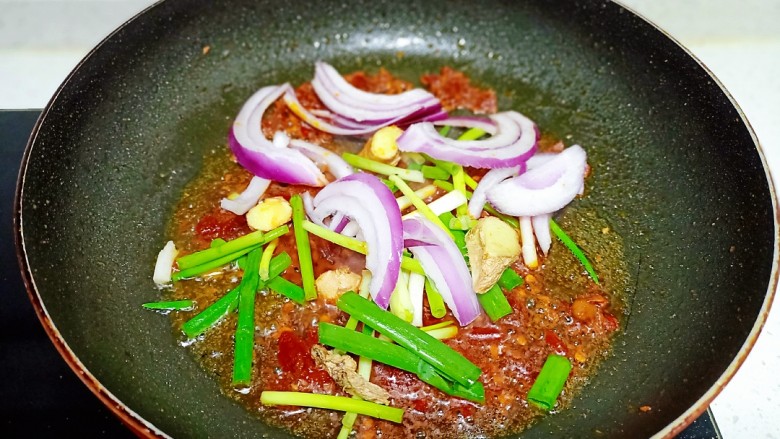 红焖牛肉,锅中放入适量油,放入<a style='color:red;display:inline-block;' href='/shicai/ 46964'>郫县豆瓣酱</a>炒出红油,放入葱、姜、洋葱