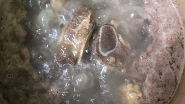 清炖牛肋骨,大火烧开,煮几分钟