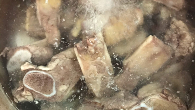 清炖牛肋骨,重新放入高压锅中,加入清水。