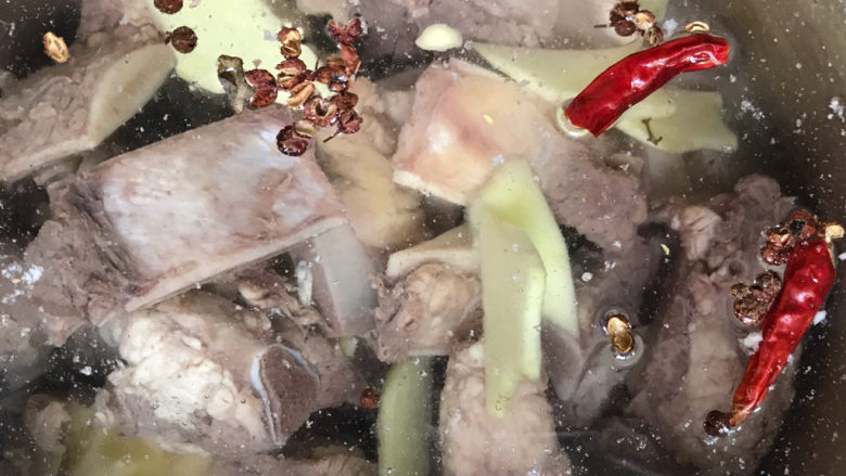 清炖牛肋骨,将生姜,干红辣椒、花椒放入锅中。大火烧开转中小火压30分钟。