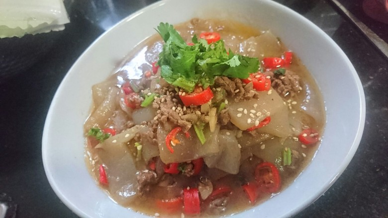 麻辣魔芋,最后撒上芝麻装饰和香菜增加风味。