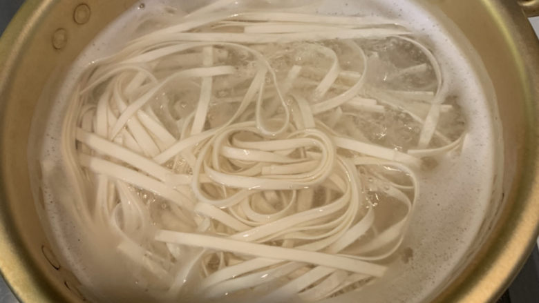 鸡蛋西红柿打卤面,另一边煮开水,放入面条开始煮