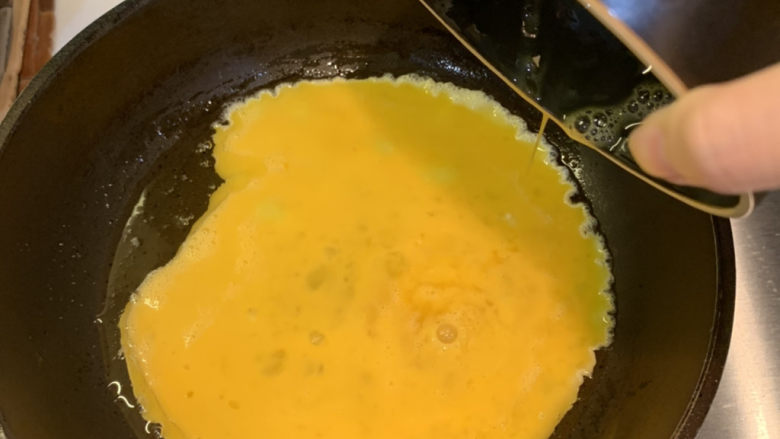 鸡蛋西红柿打卤面,热好的油倒入鸡蛋液,中火煎