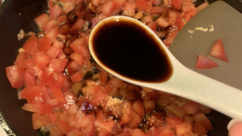鸡蛋西红柿打卤面,放入1勺<a style='color:red;display:inline-block;' href='/shicai/ 788'>生抽</a>,翻炒均匀