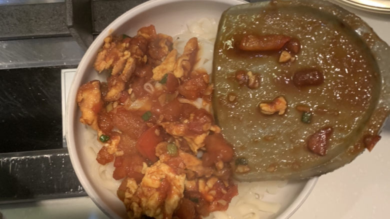 鸡蛋西红柿打卤面,倒入煮好的番茄蛋汁,吃前搅拌均匀就可以食用