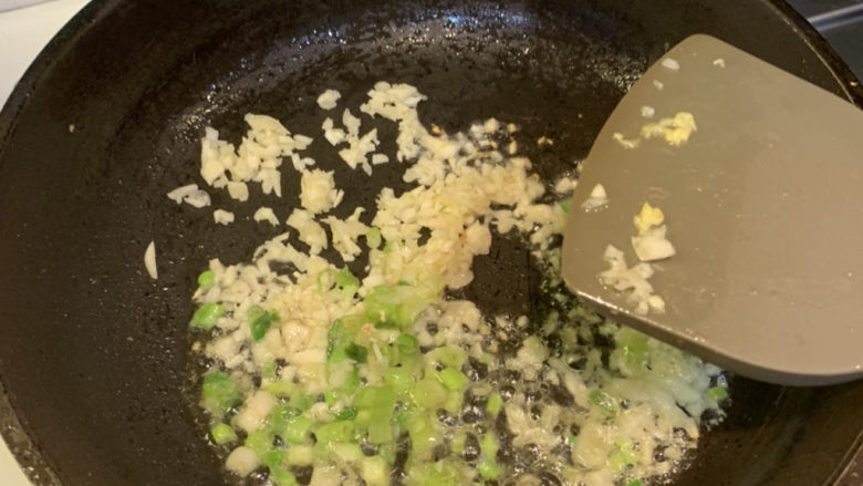 鸡蛋西红柿打卤面,再次倒入油,把油热好,放入葱头和蒜粒翻炒出味