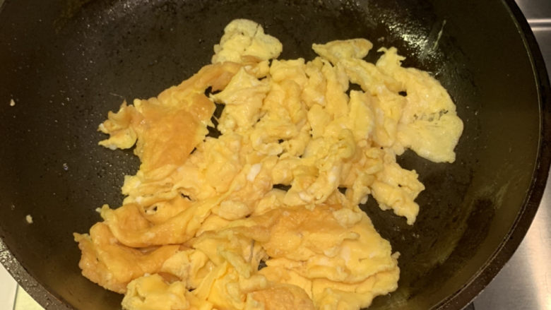 鸡蛋西红柿打卤面,中途要用铲子翻炒,煎好装出锅