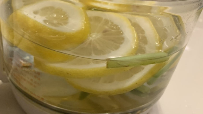 蜂蜜柠檬水,想喝的时候夹几片出来冲水即可