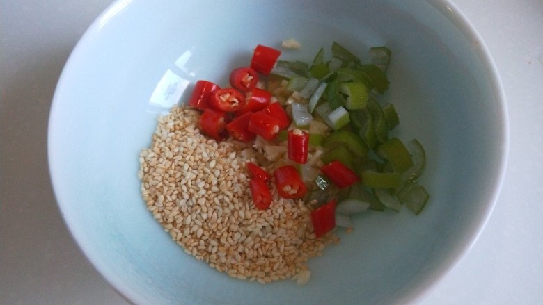 凉拌黄瓜卷,加入小米辣,<a style='color:red;display:inline-block;' href='/shicai/ 141765'>熟芝麻</a>。