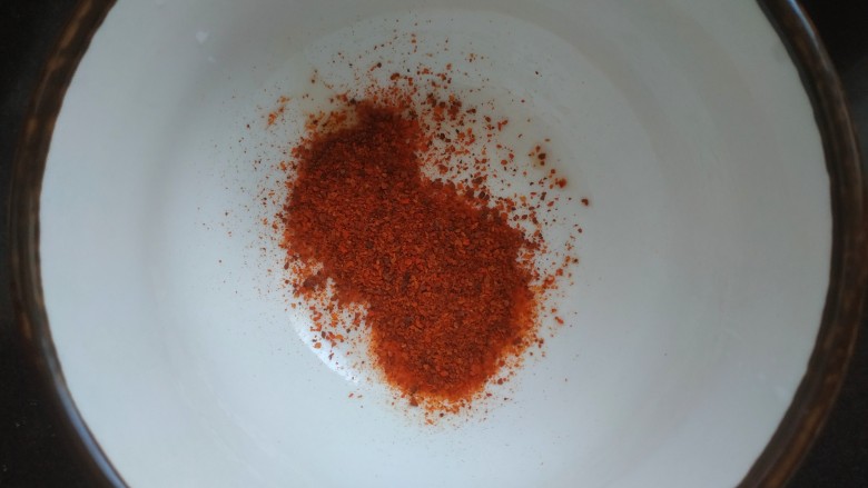 凉拌黄瓜卷,小碗中放入一勺<a style='color:red;display:inline-block;' href='/shicai/ 761'>辣椒粉</a>