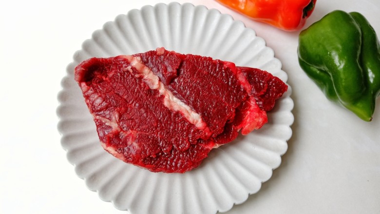 爆炒牛肉丝,炒<a style='color:red;display:inline-block;' href='/shicai/ 216'>牛肉</a>可以搭配灯椒一起炒。