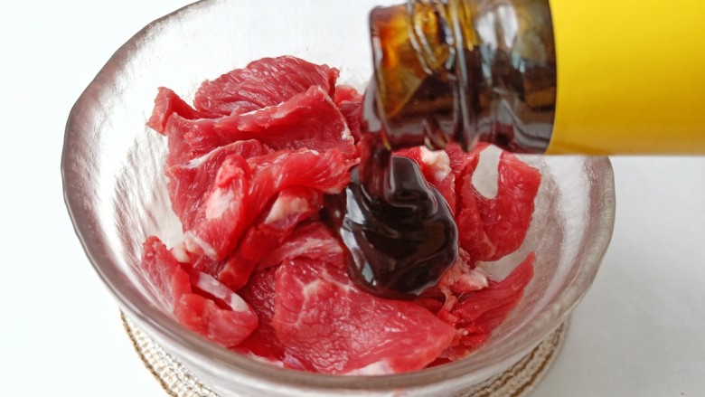 爆炒牛肉丝,牛肉里面放入<a style='color:red;display:inline-block;' href='/shicai/ 718'>料酒</a>一勺，<a style='color:red;display:inline-block;' href='/shicai/ 721'>蚝油</a>一勺，<a style='color:red;display:inline-block;' href='/shicai/ 788'>生抽</a>2勺。