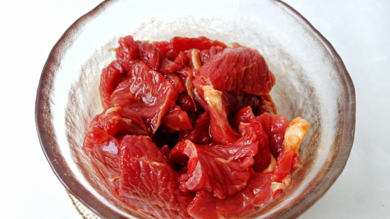 爆炒牛肉丝,带上手套把牛肉抓匀,这样才会更入味。再淋一勺食用油抓匀,锁住调味料和水分,腌制 15 分钟。